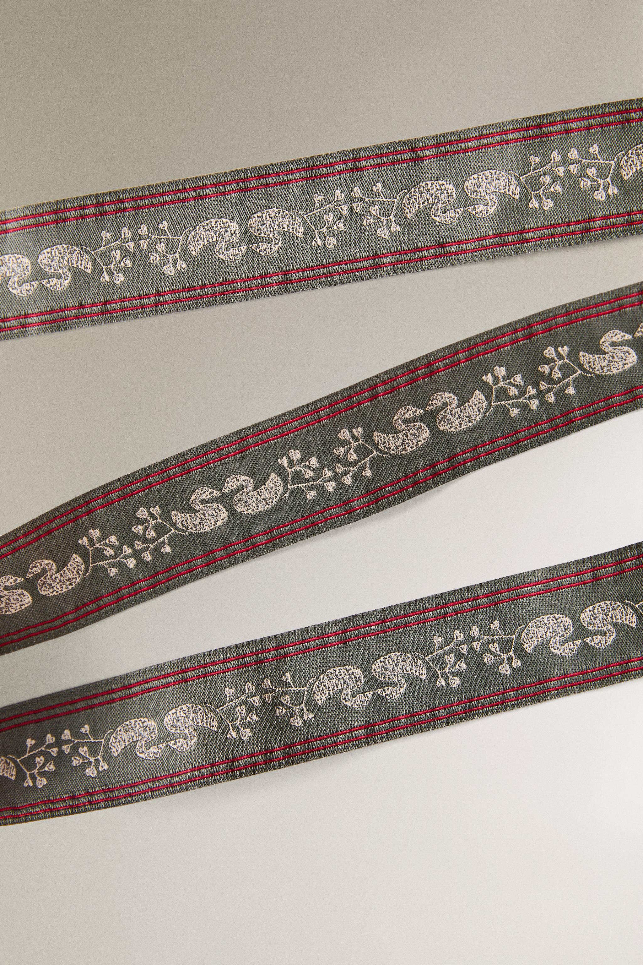 CHRISTMAS GIFT WRAPPING RIBBON WITH DECORATIVE DUCKLINGS